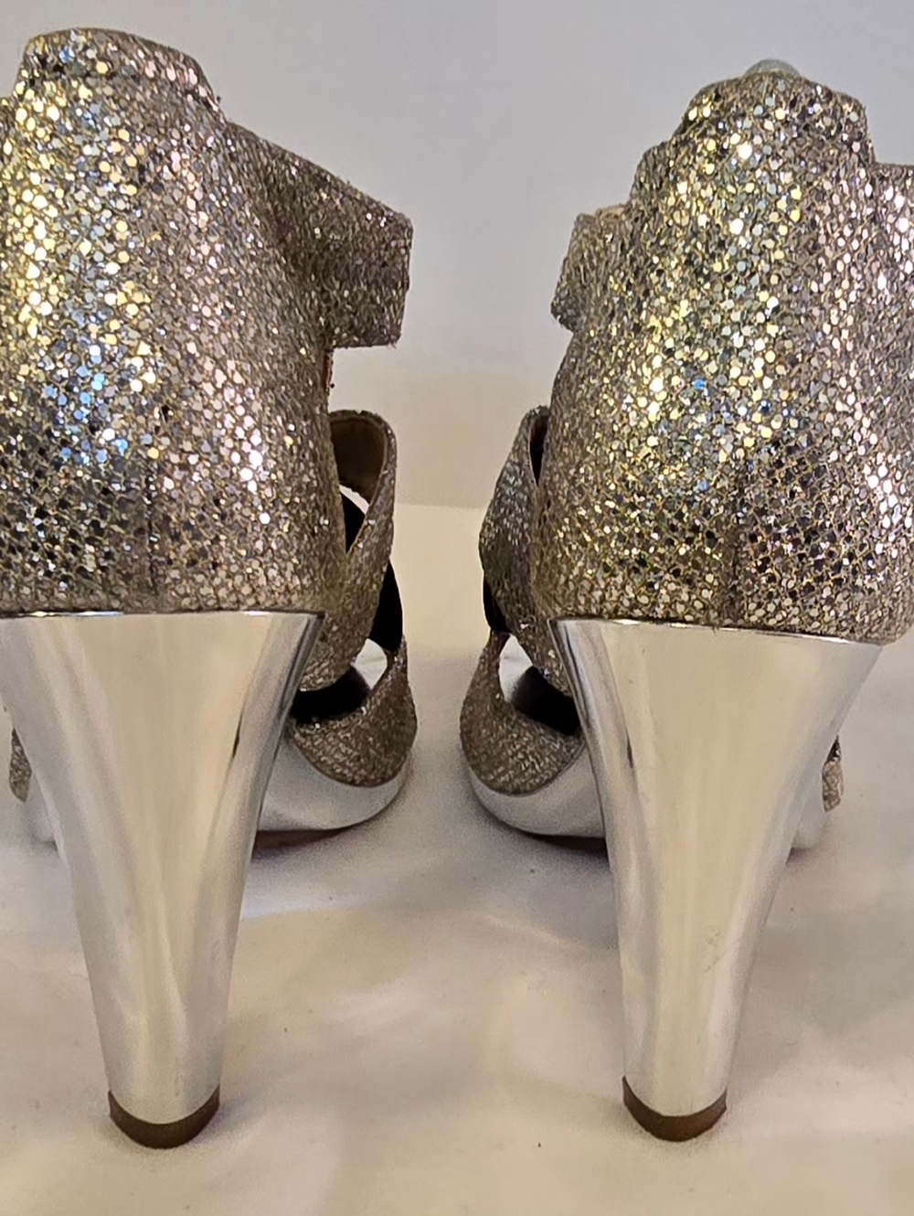 *NEW Michael Kors Silver Glitter T-Strap Heels 6 1/2 - Picture 5 of 9